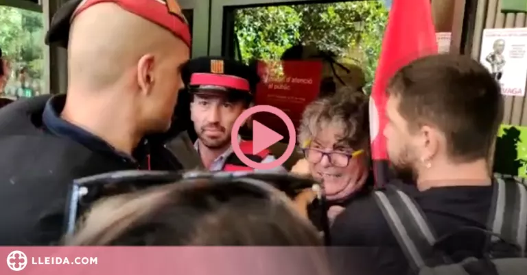 Tensió entre mossos i sindicats a les portes del Departament d'Educació per una protesta