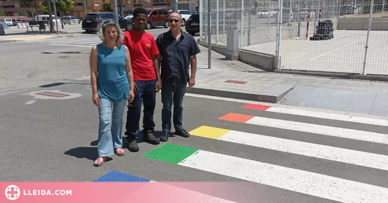 Tàrrega pinta la bandera LGBTIQ+ en passos de vianants de la ciutat