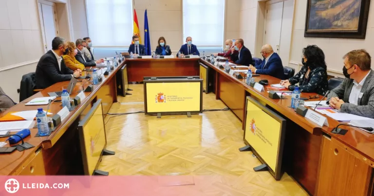 Transports es compromet a recuperar l'oferta de trens Avant entre Lleida i Barcelona