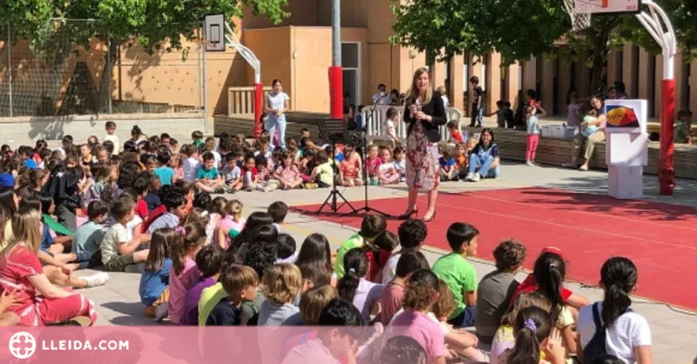 Els alumnes del Joan Miró reben el Premi Participa a l'Escola de la mà de la consellera Alsina