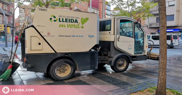 La Paeria neteja amb hidropressió la Plaça del Treball i la de Santa Maria Magdalena