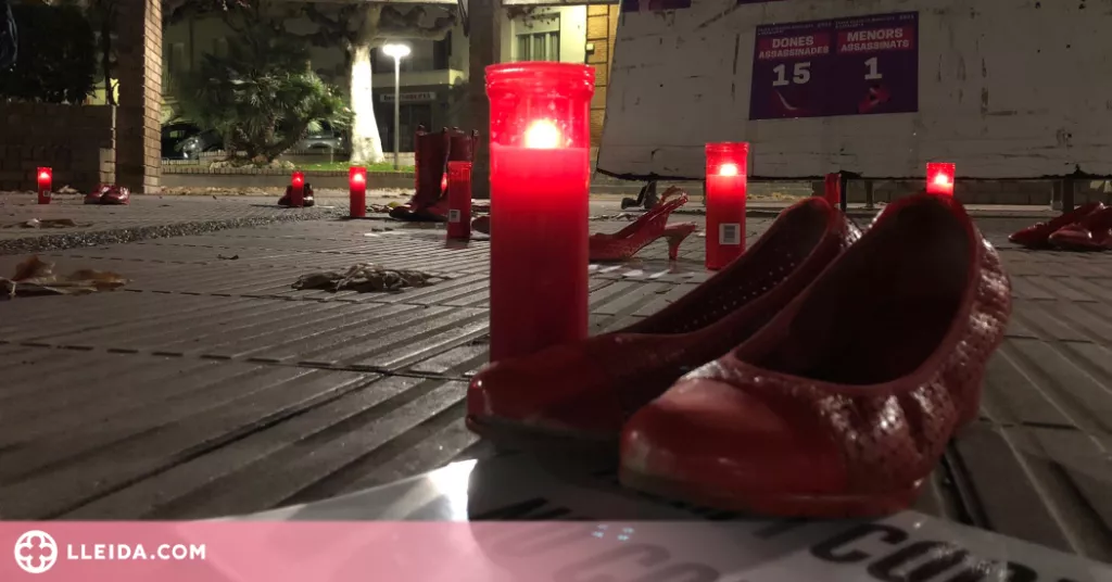 Bellpuig commemora el 25N amb una marxa de torxes teatralitzada