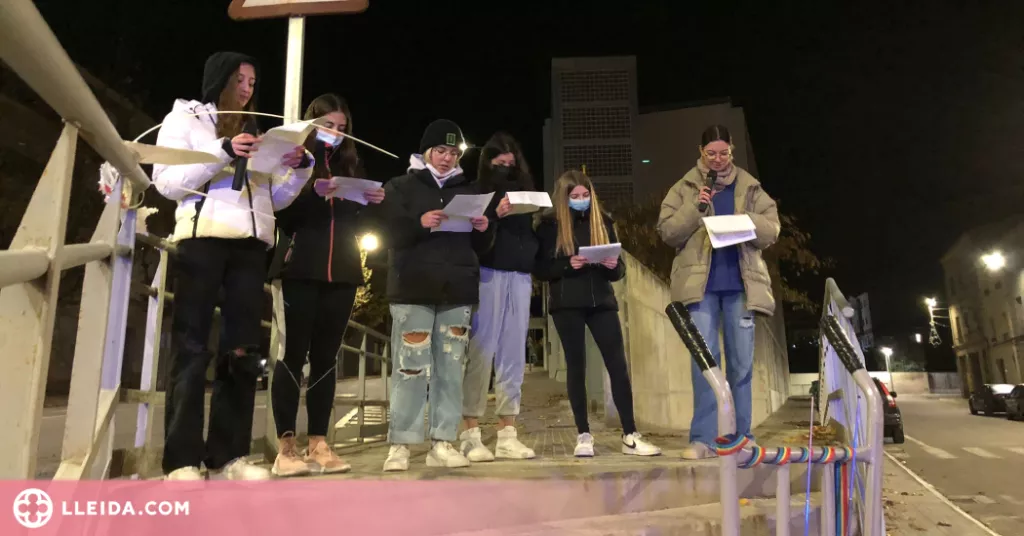 Bellpuig commemora el 25N amb una marxa de torxes teatralitzada