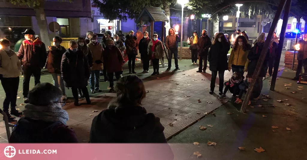 Bellpuig commemora el 25N amb una marxa de torxes teatralitzada