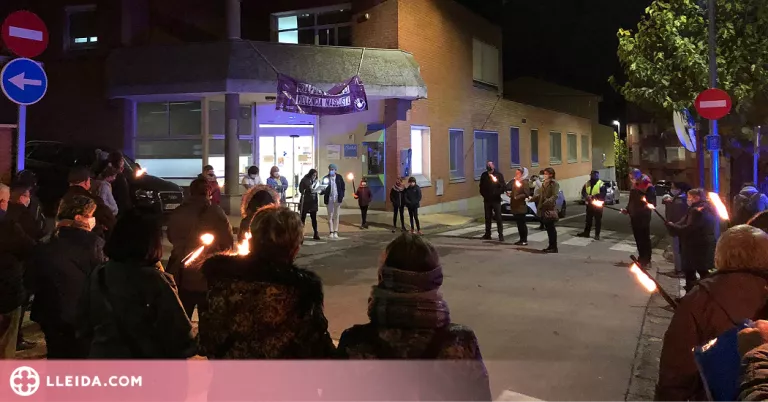 Bellpuig commemora el 25N amb una marxa de torxes teatralitzada