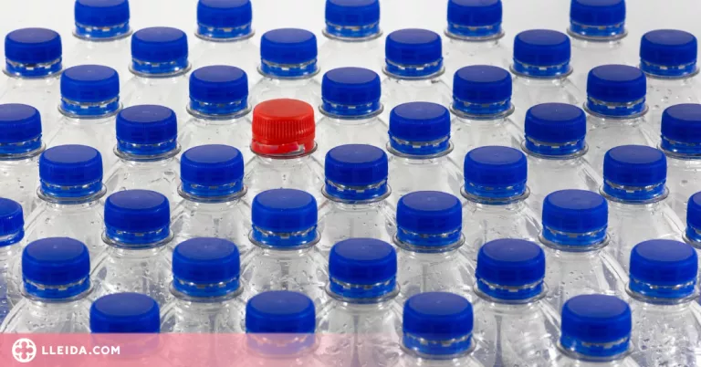 Bovera compra un camió d'aigua embotellada per repartir entre els veïns afectats pel vessament d'hidrocarburs