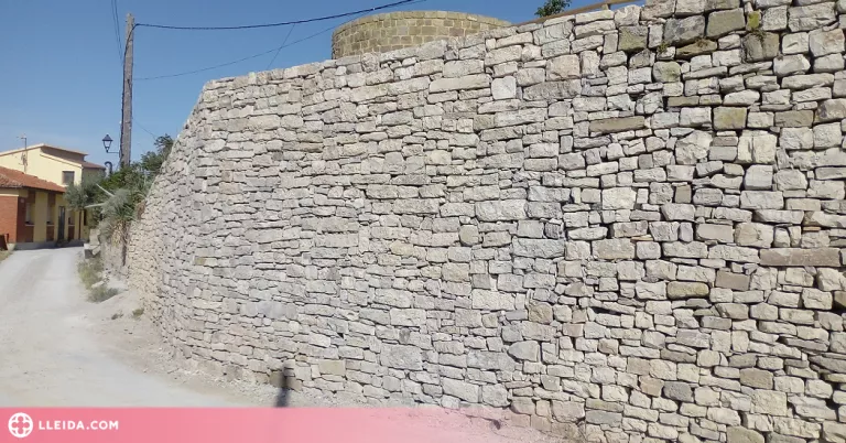 Cervera rehabilita un mur i l’esplanada de la plaça del Castell