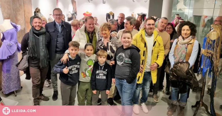 El Museu de Vestits de Paper de Mollerussa exposa diverses peces donades al seu fons