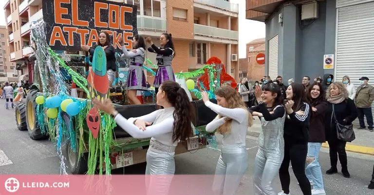 Almacelles tanca la Festa de l’Aigua amb una desfilada de carrosses i comparses