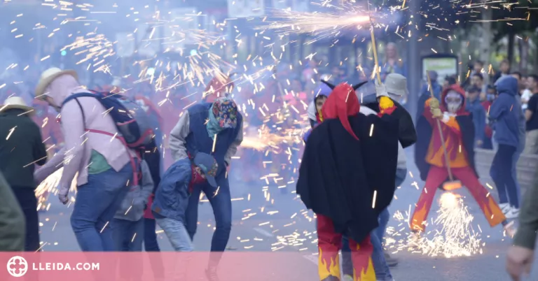 Els correfocs inunden d’espurnes i festa els carrers de la ciutat