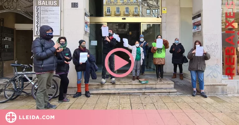 ⏯️ Protesta de membres de la PAH davant de la seu del PP a Lleida