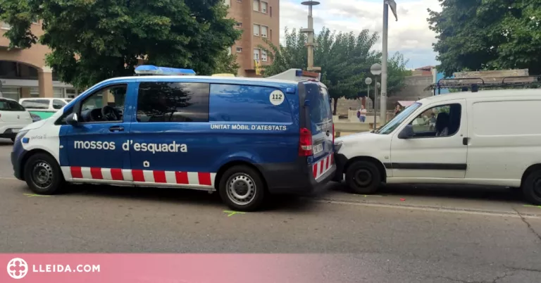 Condueix drogat i sense carnet, fuig d'un control i xoca contra una furgoneta dels Mossos