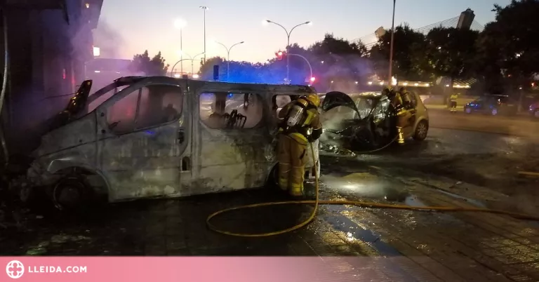 Un incendi crema diversos vehicles i un local a Lleida