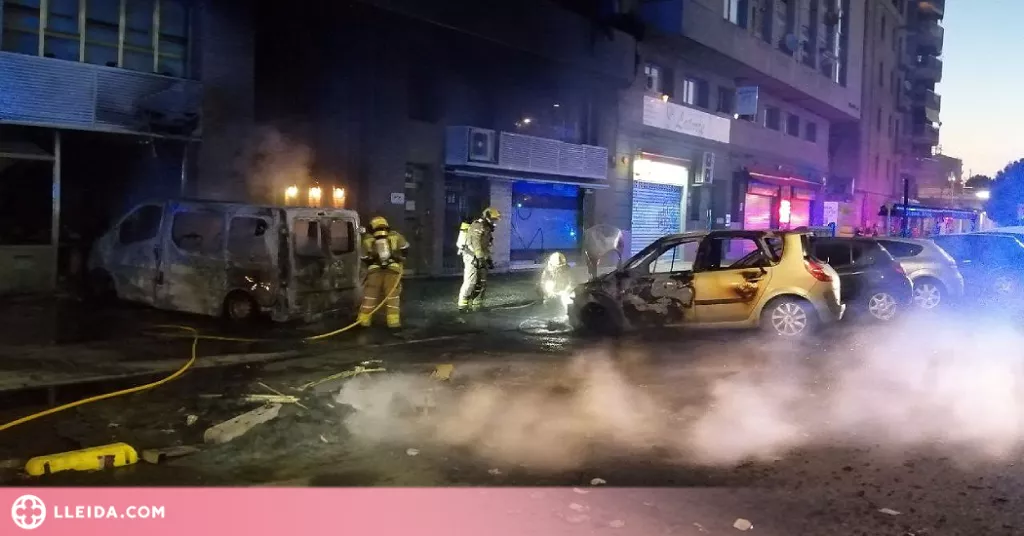 Un incendi crema diversos vehicles i un local a Lleida
