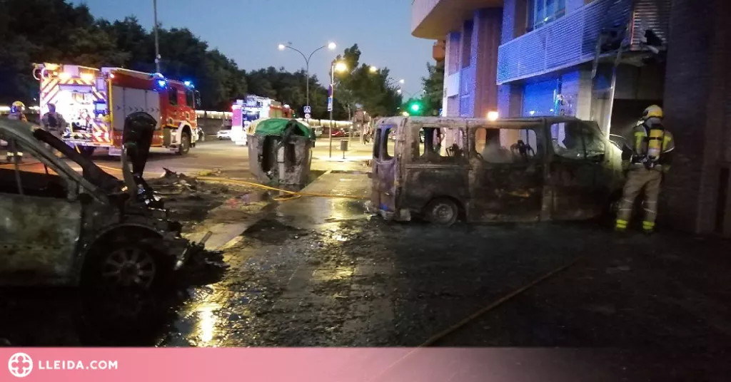 Un incendi crema diversos vehicles i un local a Lleida