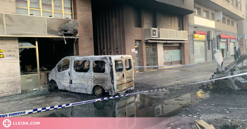 Un incendi crema diversos vehicles i un local a Lleida