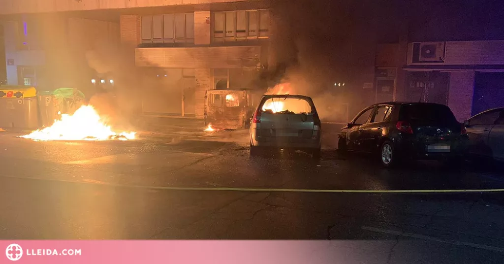 Un incendi crema diversos vehicles i un local a Lleida