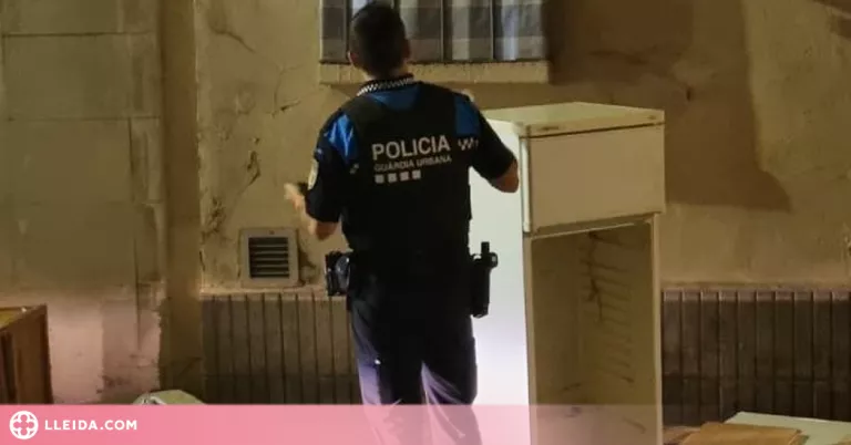 Multen un jove a Lleida per tirar una nevera al carrer des del seu pis