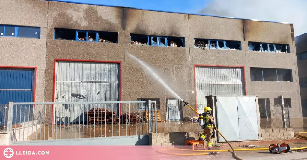 Extingit l'incendi d'una nau industrial a Cervera