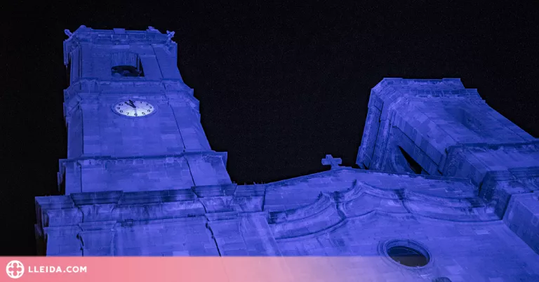 Aitona il·lumina l'església i l'Ajuntament amb llums LED de colors