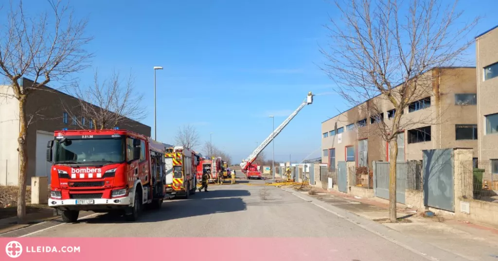 Extingit l'incendi d'una nau industrial a Cervera