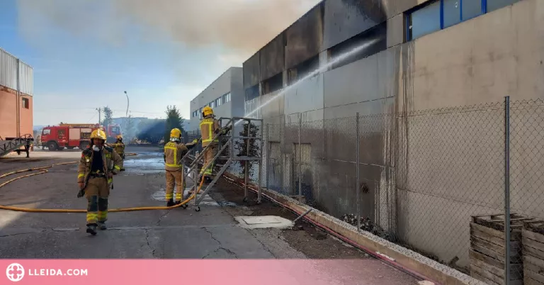 Extingit l'incendi d'una nau industrial a Cervera
