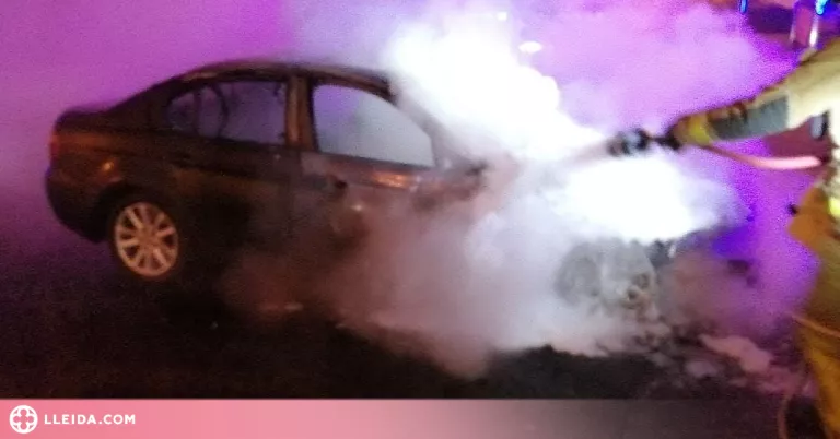 Els bombers extingeixen els incendis d'un cotxe a la Noguera i d'una casa a la Segarra