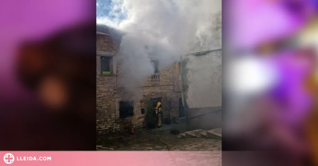 Els bombers extingeixen els incendis d'un cotxe a la Noguera i d'una casa a la Segarra