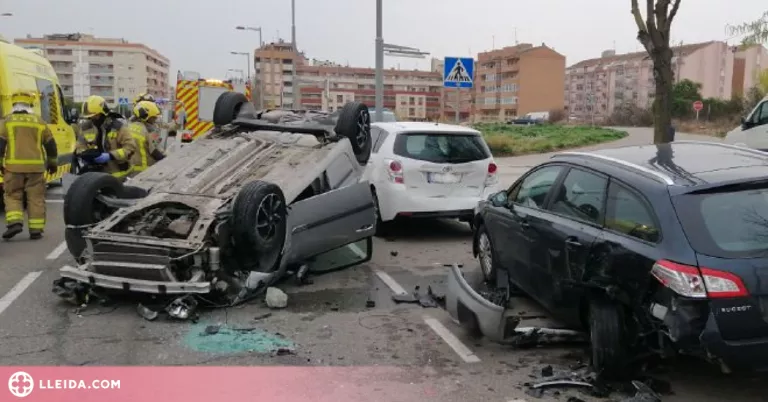 Ferida una conductora en un aparatós accident a Lleida