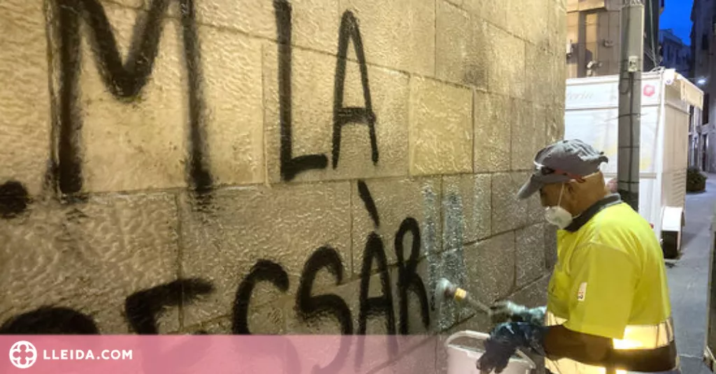 ⏯️ Comença la neteja de les pintades fetes a la façana de l'IEI