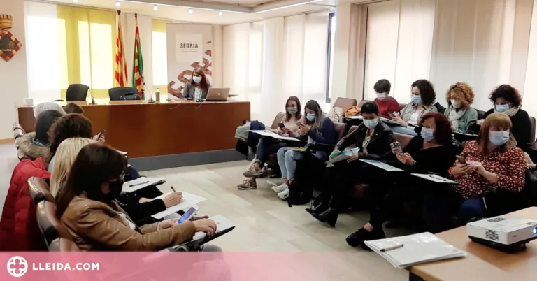 El Segrià forma professionals sobre violències masclistes envers les dones grans