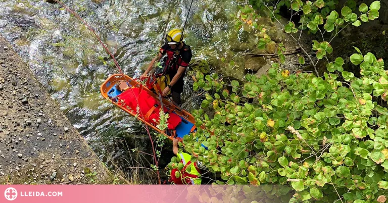 Rescaten un nen que va caure des d'un pont al riu Garona