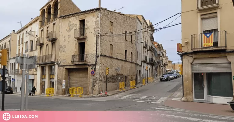 Comença l'enderroc de dos edificis a la zona dels semàfors de Cervera