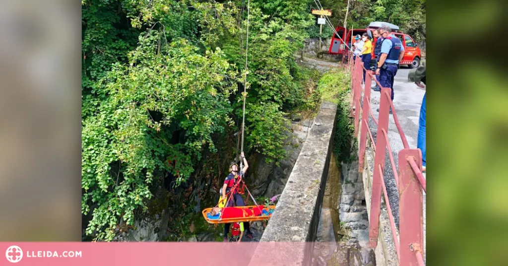 Rescaten un nen que va caure des d'un pont al riu Garona