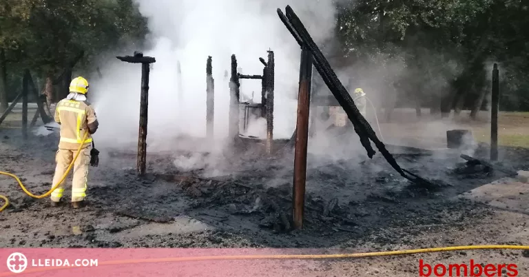 Un incendi crema una caseta al parc de la Mitjana de Lleida