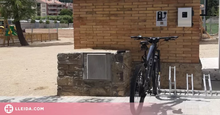 La Pobla instal·la un carregador de bicis elèctriques