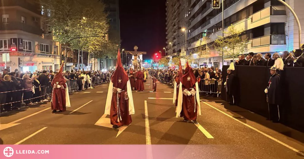 La processó del Sant Enterrament recorre els carrers de Lleida