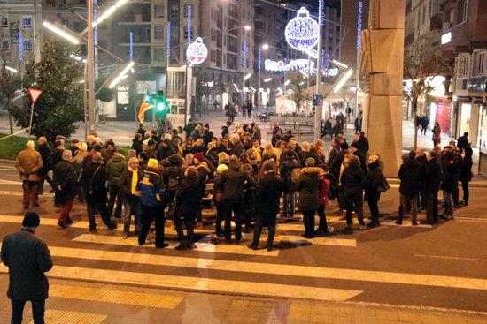 Unes 150 persones tallen la cruïlla de Ricard Viñes de Lleida per escriure cartes als presos i exiliats
