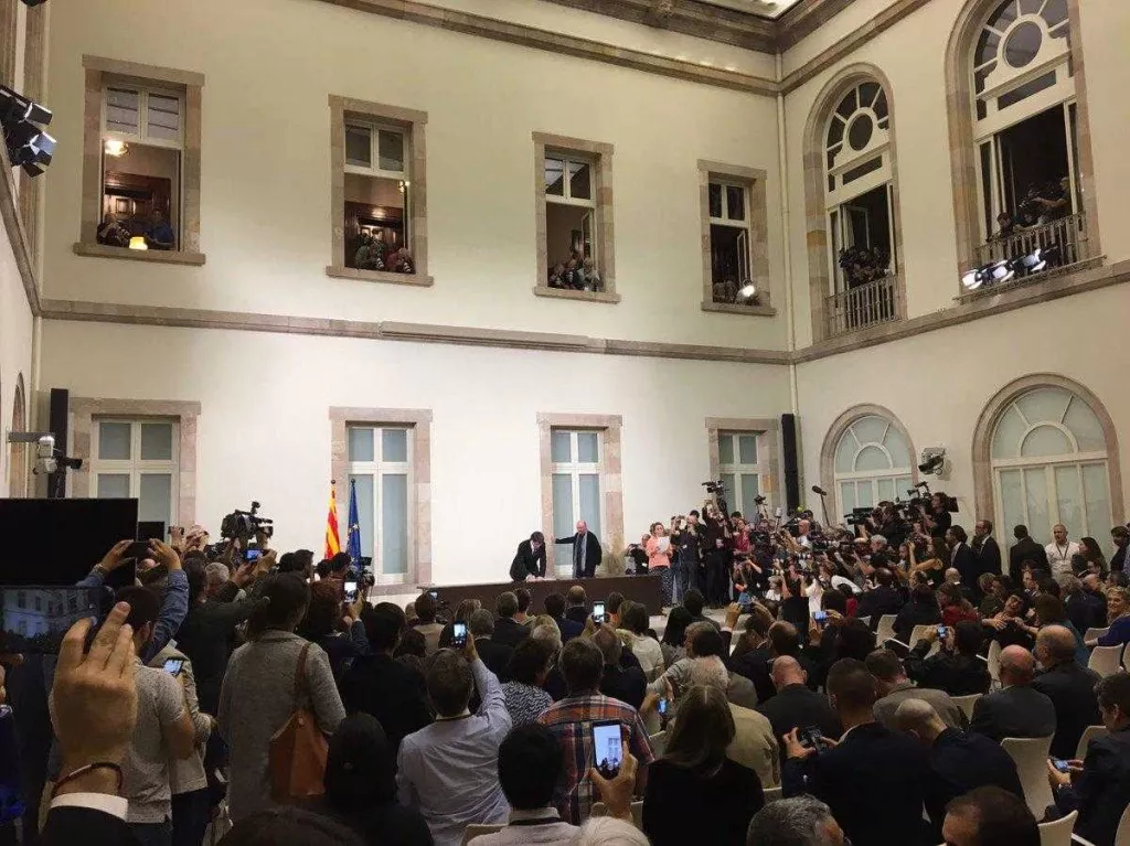 La declaració signada i suspesa: "Al poble de Catalunya i a tots els pobles del món"