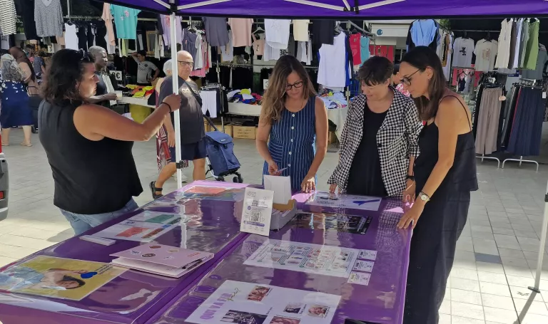 El Punt Lila Mòbil arriba al mercat setmanal de Mollerussa