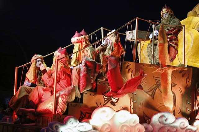 Dotze carrosses i tones de caramels per rebre els Reis Mags a Lleida