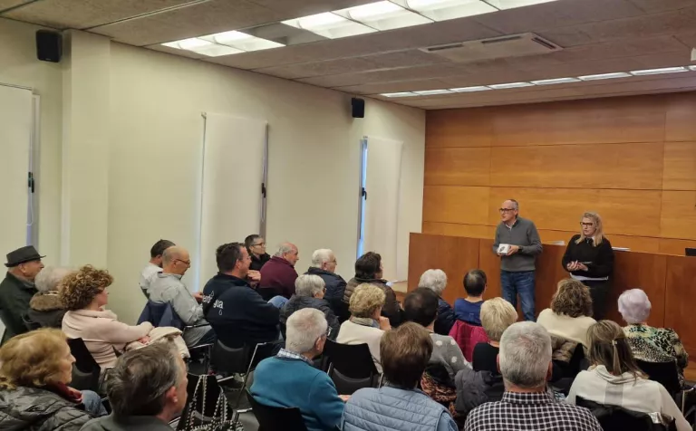 L’Ajuntament de Benavent de Segrià distribueix rellotges de protecció i autonomia personal a persones grans