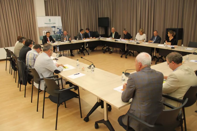 La Diputació subvencionarà el transport escolar i la meitat del menjador de les 600 famílies excloses dels ajuts
