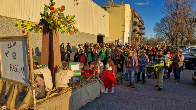 Més de 700 participants desfilen amb Michael Jackson, pirates i extraterrestres al Carnaval de Mollerussa