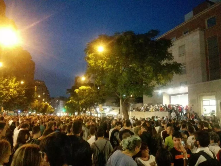 #1O / Milers de persones a Ricard Viñes protesten per les càrregues policials del Referèndum