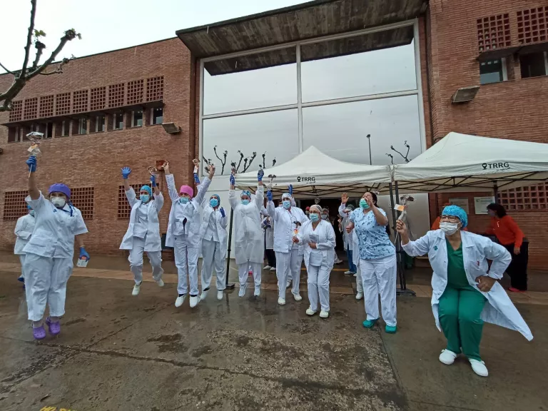 El Rosal del Grup Alba reparteix 75 roses de galeta i xocolata pel personal del CAP de Tàrrega