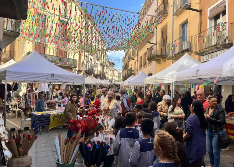 Tàrrega celebra Sant Jordi amb més de 40 parades i ret homenatge a Xavier García