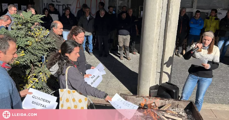 ⏯️ Uns 50 pagesos cremen papers davant l'oficina comarcal d'Acció Climàtica a la Seu d'Urgell