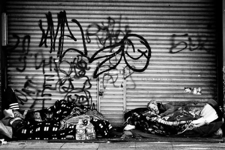 Morir al carrer: per què hi ha persones que rebutgen els ajuts socials?