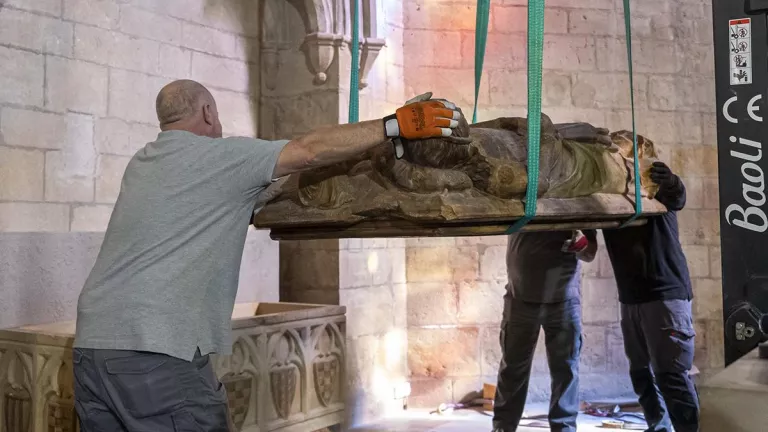 La reproducció del sepulcre doble dels comtes d'Urgell, instal·lada al monestir de les Avellanes